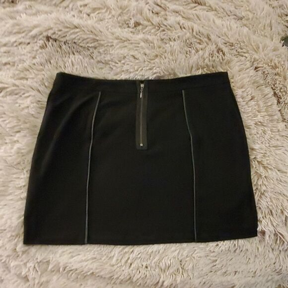 NWOT---Kensie black skirt with front sequin detail - Picture 5 of 7